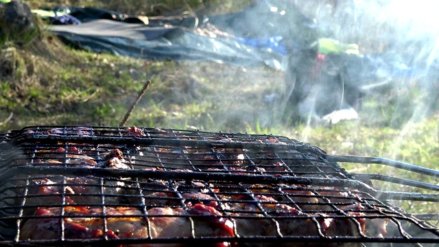 从外面把肉烤熟。视频素材