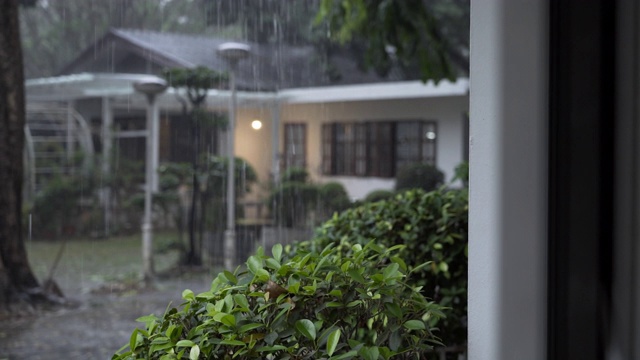 4K雨天与模糊的房子在背景，泰国清迈视频素材