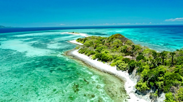 海洋中央热带岛屿的鸟瞰图。视频素材