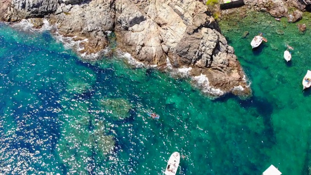 夏天在科斯塔布拉瓦海滩上放松的鸟瞰图。视频素材