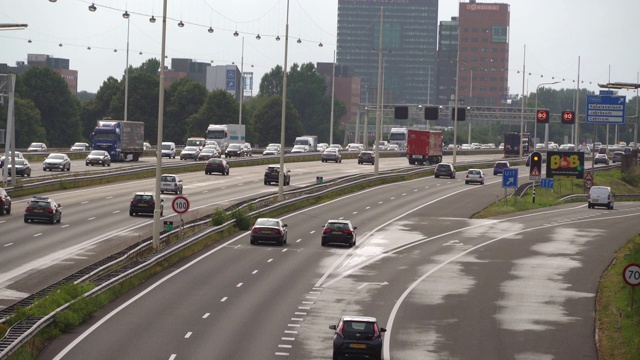 荷兰高速公路上的乘客视频素材