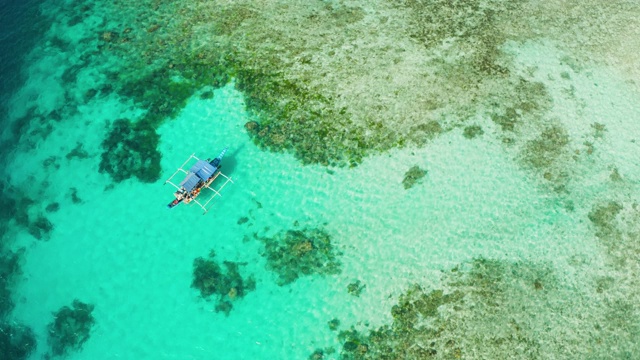 泻湖中清澈的蓝色海水视频素材