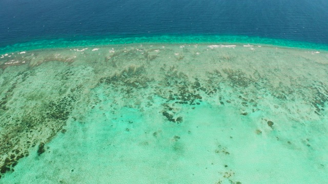 泻湖中清澈的蓝色海水视频素材