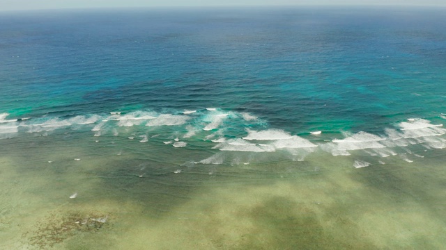 海景，蔚蓝的大海，云和岛屿的天空视频素材