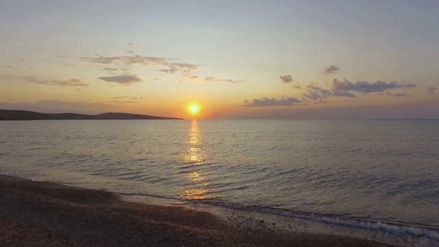 海面在夕阳的金光下视频素材