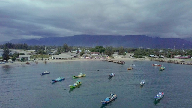 海岸渔船鸟瞰图视频素材