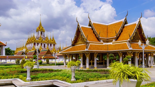 Time Lpase: Loha Prasat，金色金属多顶或尖顶城堡寺庙，Wat Rajanaddaram寺庙，皇家亭，曼谷老城，泰国;锅吧视频素材