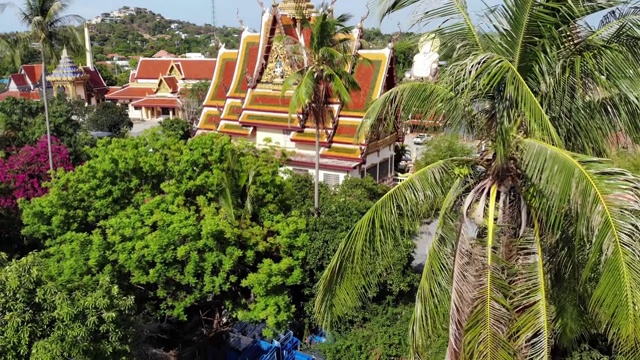 湖边的佛寺。在阳光明媚的日子里，苏梅湖附近的屋顶和寺庙的雕像被无人机俯视。白莲寺的微笑佛和观音视频素材