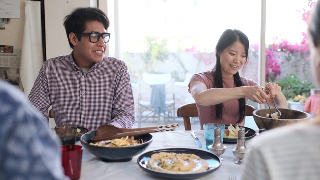 朋友们正在享受素食餐视频素材