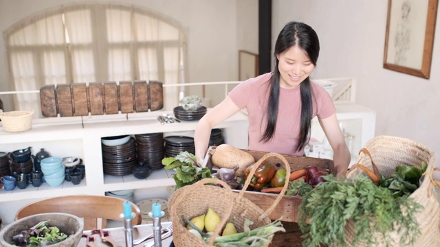 朋友们从菜园回到家，享受着素食餐。视频素材