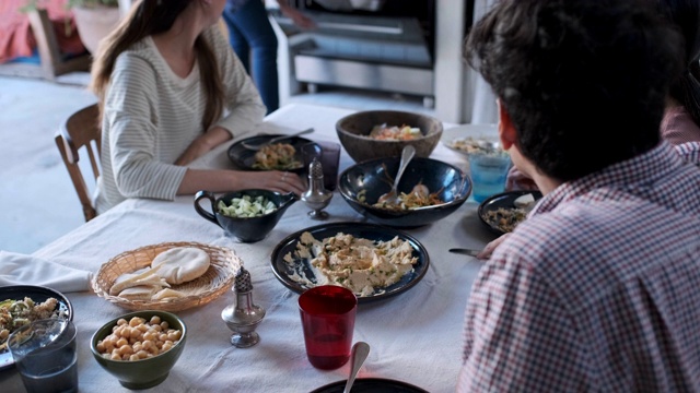 朋友们正在享受素食餐视频素材