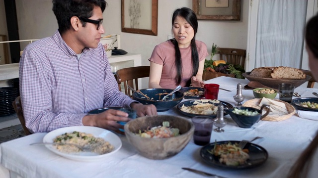 朋友们正在享受素食餐视频素材