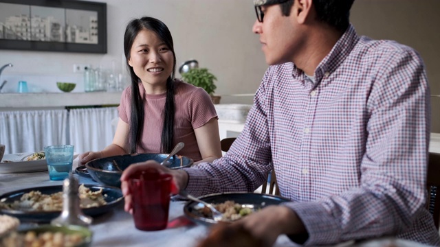 朋友们正在享受素食餐视频素材