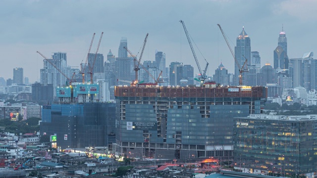 繁忙的工业建筑工地工人与起重机一起工作视频素材