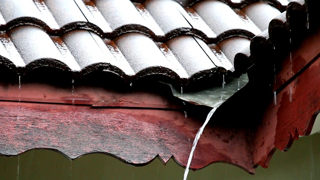 雨水落在屋顶上视频素材