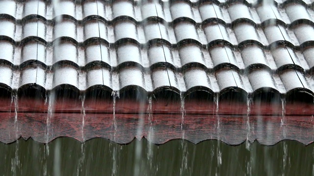 雨水落在屋顶上视频素材