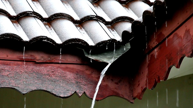 雨水落在屋顶上视频素材