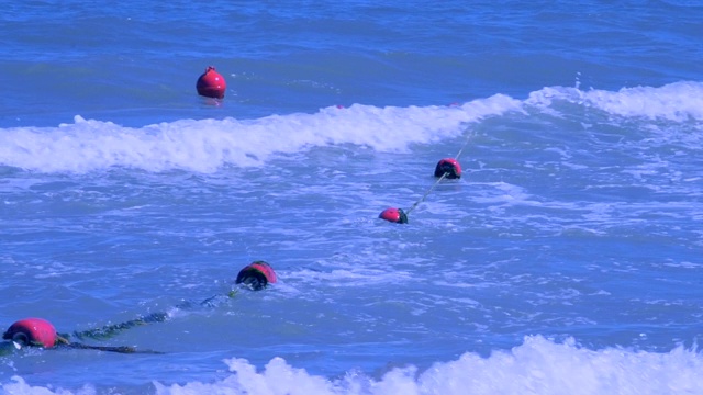 夏天，红色的封闭浮标漂浮在海上的波浪上视频素材