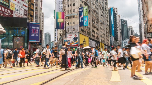 4K时间镜头，香港铜锣湾，一群行人穿过黄色人行横道视频素材