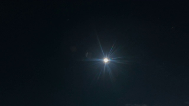 time lapse Full moon in the night sky, time lapse video of clouds at night and moon。风的天空视频素材