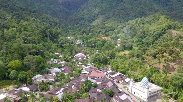 山脚下村庄的鸟瞰图视频素材