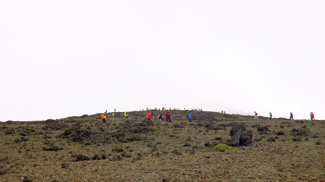 攀登科托帕希火山的游客视频素材