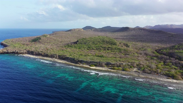 Sta地区鸟瞰图。拥有海岸线和绿松石海水的玛莎湾- Curaçao/加勒比海/荷属安的列斯群岛视频素材