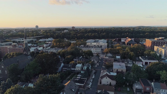 日落时分宾夕法尼亚州伯利恒的全景风景。神圣幼年天主教会。无人机视频与全景后向相机运动。视频素材