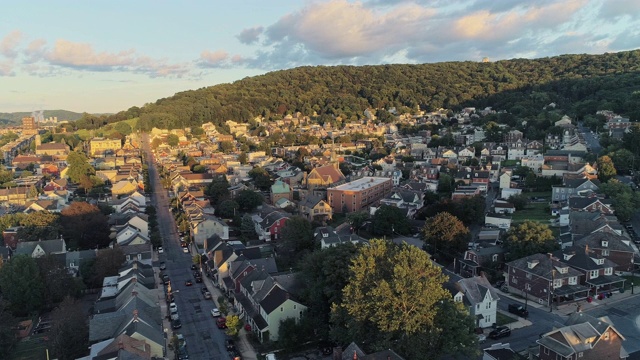 日落时分宾夕法尼亚州伯利恒的全景风景。无人机视频与全景相机运动。视频素材