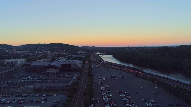 在宾夕法尼亚州伯利恒，历史悠久的钢铁厂被改造成现代文化中心。无人机视频与向前摄像机运动。视频素材