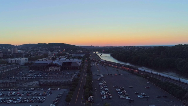 在宾夕法尼亚州伯利恒，历史悠久的钢铁厂被改造成现代文化中心。无人机视频与向前摄像机运动。视频素材