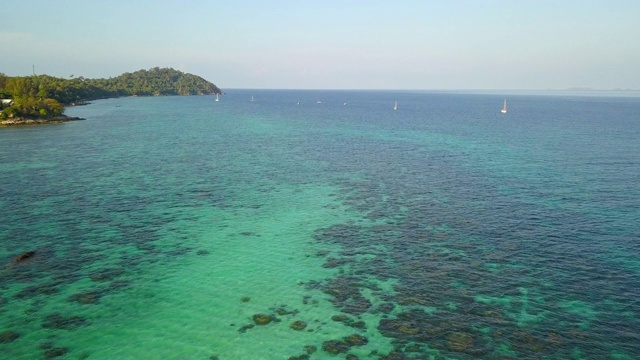 鸟瞰图，夏季热带岛屿色彩斑斓的海景。安达曼海视频素材