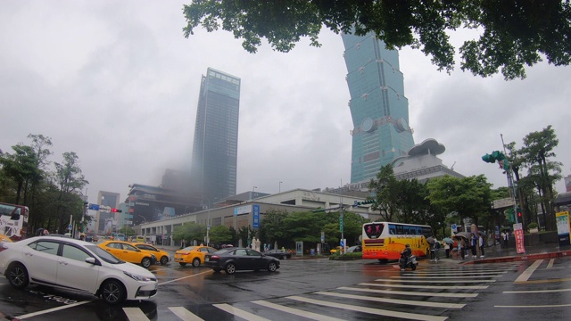 繁忙的十字路口在城市的一个交通十字路口视频素材