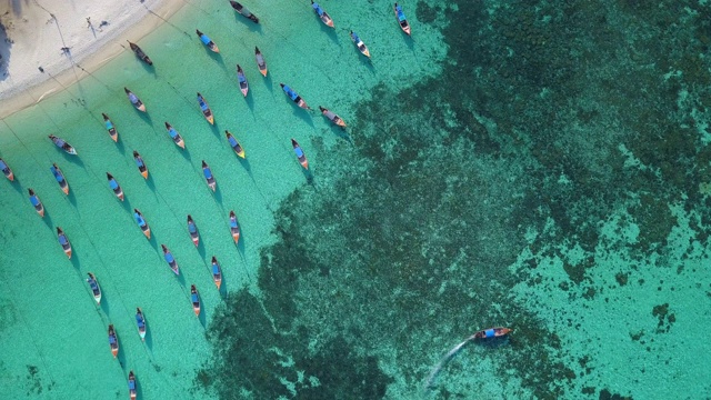 鸟瞰图，夏日五彩缤纷的海景，船和热带海滩。视频素材