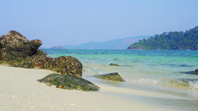 热带安达曼海景，海浪冲击着沙滩。视频素材