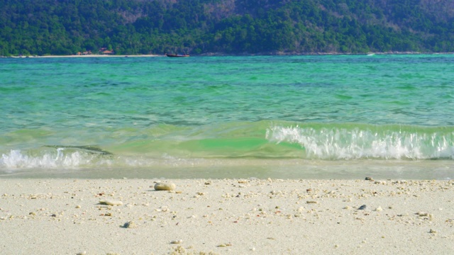 热带安达曼海景，海浪冲击着沙滩。视频素材