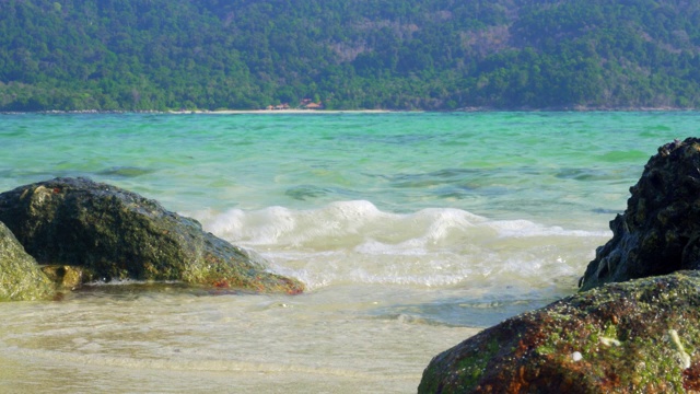 热带安达曼海景，海浪冲击着沙滩。视频素材