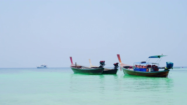 长尾船在泰国里比岛翡翠海上漂浮。视频素材