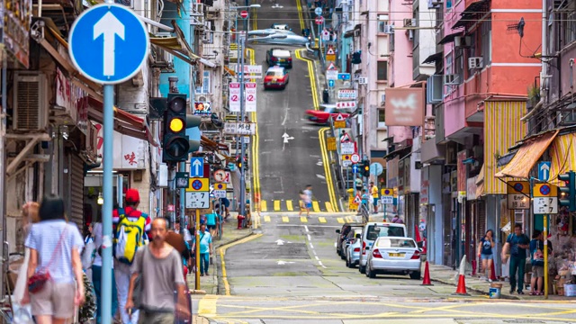 在香港东街道，一群无法辨认的行人或乘坐巴士视频素材