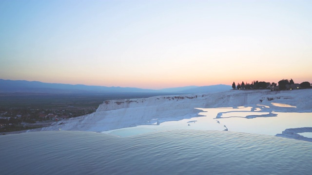 美丽的钙华池日落在古老的希拉波利斯在Pamukkale Denizli视频素材