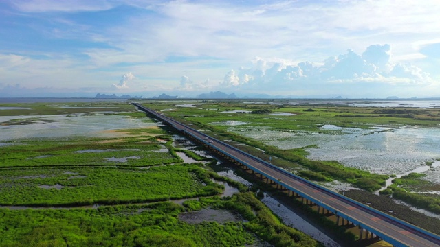 4k无人机电影飞过泰国八达隆横跨自然湖的公路桥视频素材