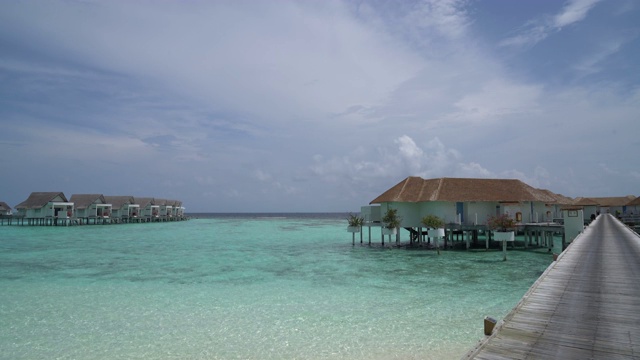 马尔代夫的热带海滩和海边小屋视频素材