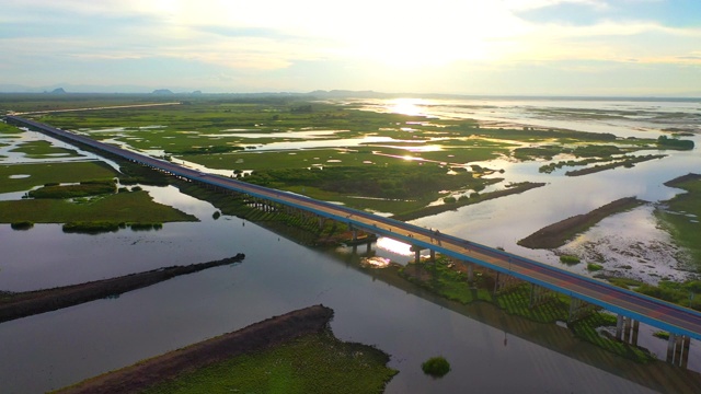 4k无人机电影飞过泰国八达隆横跨自然湖的公路桥视频素材