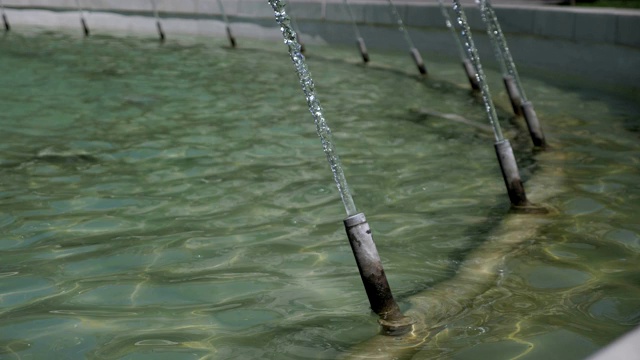 水沿着城市公园喷泉的蓝色陶瓷台阶流淌。视频素材