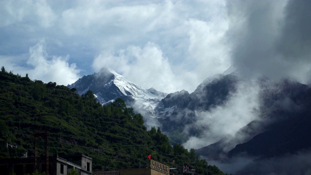 多云暴雨中，中国日隆镇长平沟或长平谷入口四姑娘山一峰视频素材