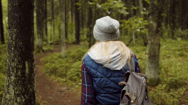 森林里的旅行者女孩。视频素材