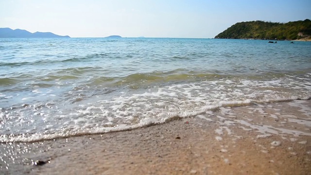 芭堤雅海滩海，海滩海在阳光下的夏天，旅游泰国春武里，美丽的海滩有kaew，有Sor春武里泰国视频素材