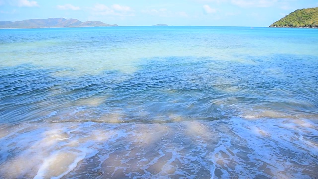 芭堤雅海滩海，海滩海在阳光下的夏天，旅游泰国春武里，美丽的海滩有kaew，有Sor春武里泰国视频素材