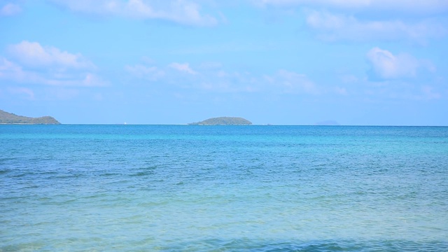 芭堤雅海滩海，海滩海在阳光下的夏天，旅游泰国春武里，美丽的海滩有kaew，有Sor春武里泰国视频素材