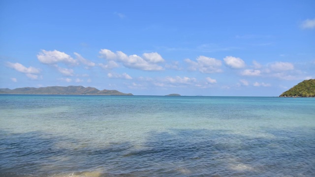 芭堤雅海滩海，海滩海在阳光下的夏天，旅游泰国春武里，美丽的海滩有kaew，有Sor春武里泰国视频素材